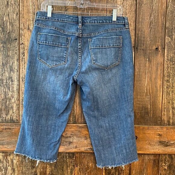 Old Navy 8* Blue Denim Cut-Off Sweetheart Raw Hem Bermuda Pocket Shorts - Picture 4 of 7